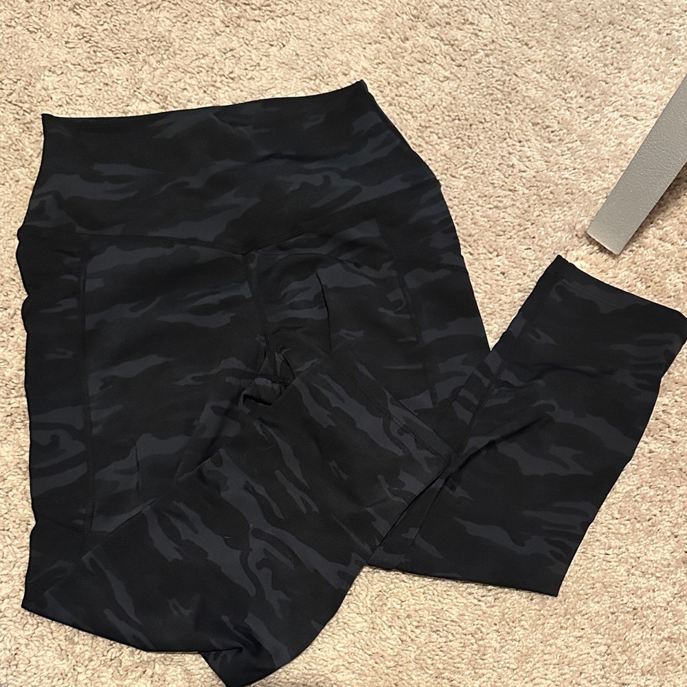 Size small camo leggings with pockets